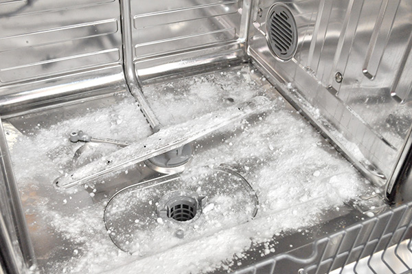 {The Organised Housewife} How to Clean a dishwasher 1